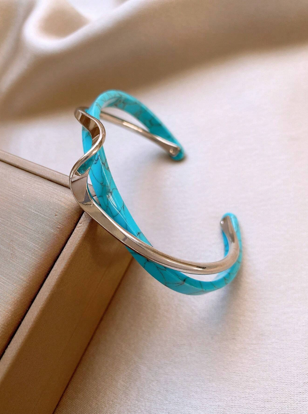 Andkiss Contrast Blue Bent Bangle