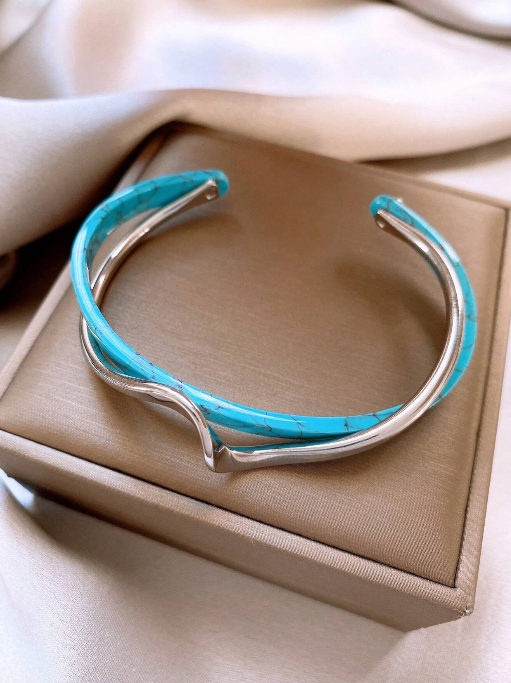 Andkiss Contrast Blue Bent Bangle